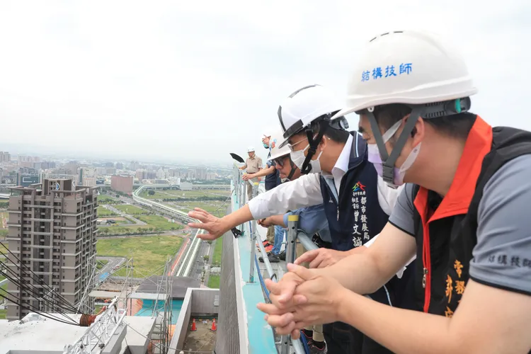 經發局勘察吊塔基座加固進度。市府提供