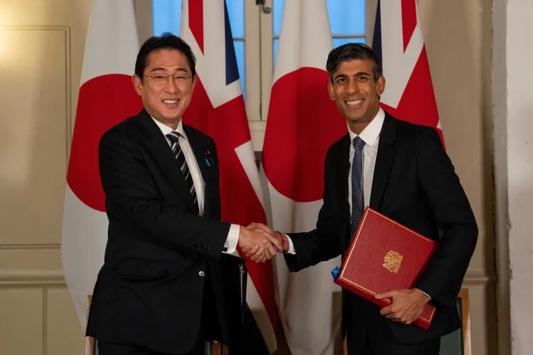 英國首相蘇納克（右）訪日時將與日本首相岸田文雄（左）簽訂廣島協議。路透社資料照片