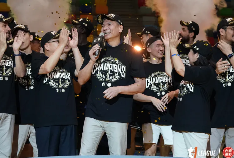 特攻總教練李逸驊(中)稱讚曾文鼎。T1聯盟