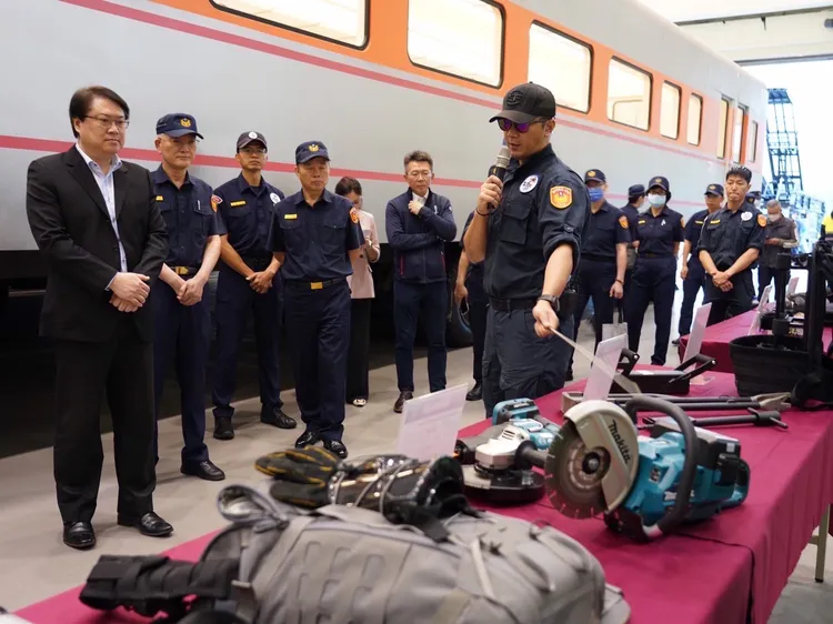 林右昌聽取反恐中心簡報。內政部提供