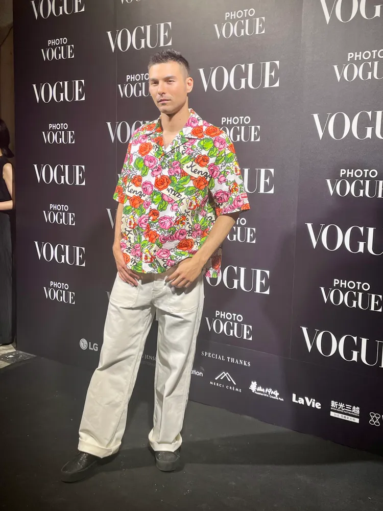 鳳小岳身穿KENZO花襯衫輕鬆亮相，像極了亂入時尚派對的觀光客。張家玲攝