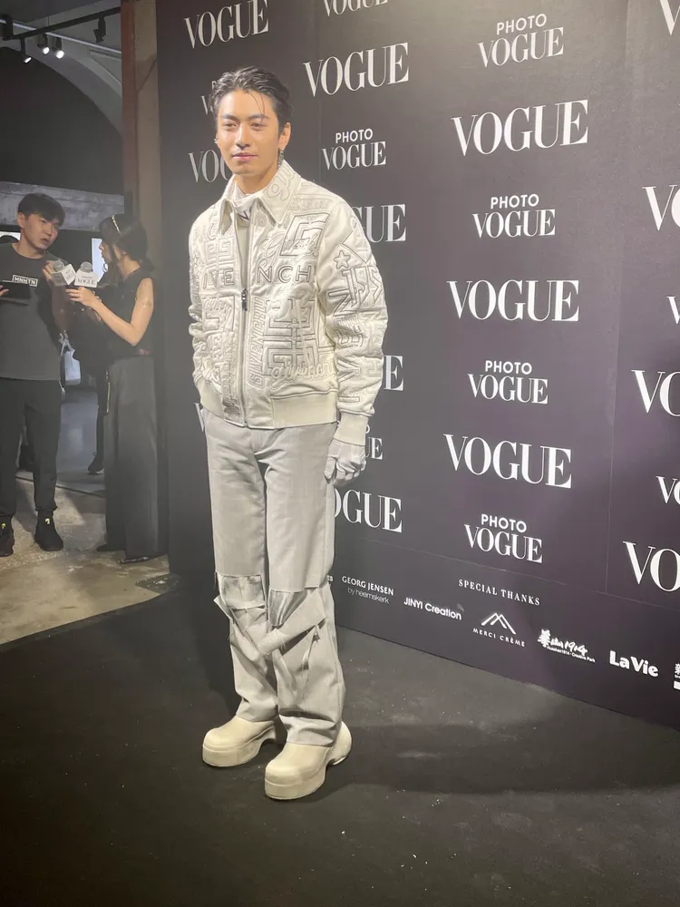 宋柏緯穿上GIVENCHY全白服裝，自稱是「生化人」。張家玲攝