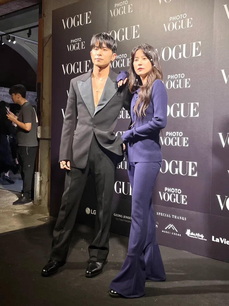 姚淳耀（左）身著FERRAGAMO西裝，和女星林予晞（右）說好一起「露中間」。張家玲攝