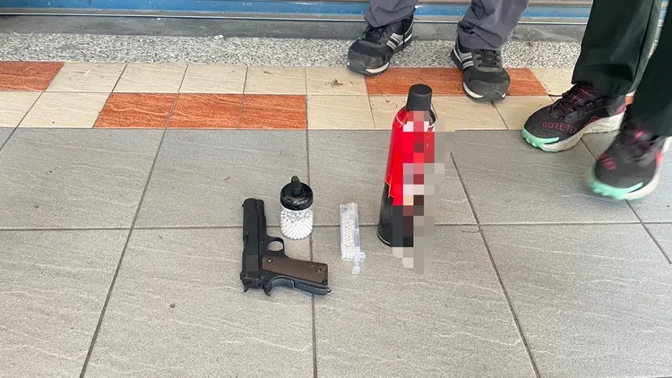 警方起出證物。翻攝畫面