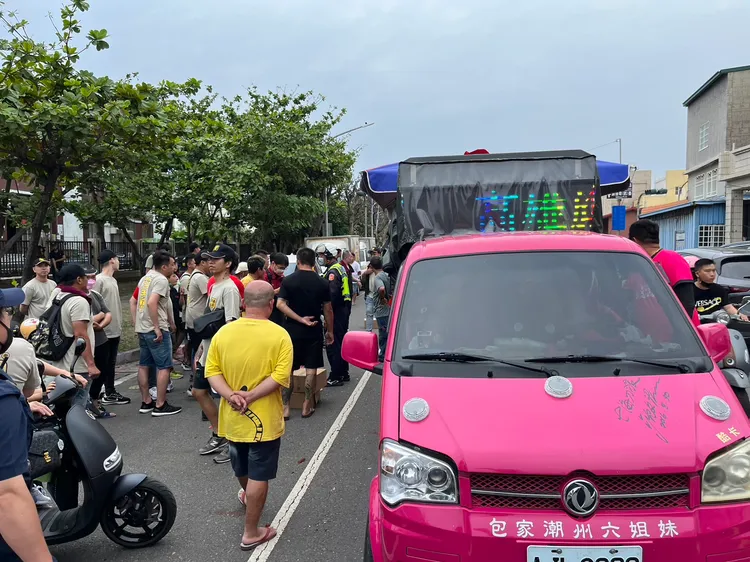 廟會人潮車輛多，交通一時堵塞。 翻攝畫面