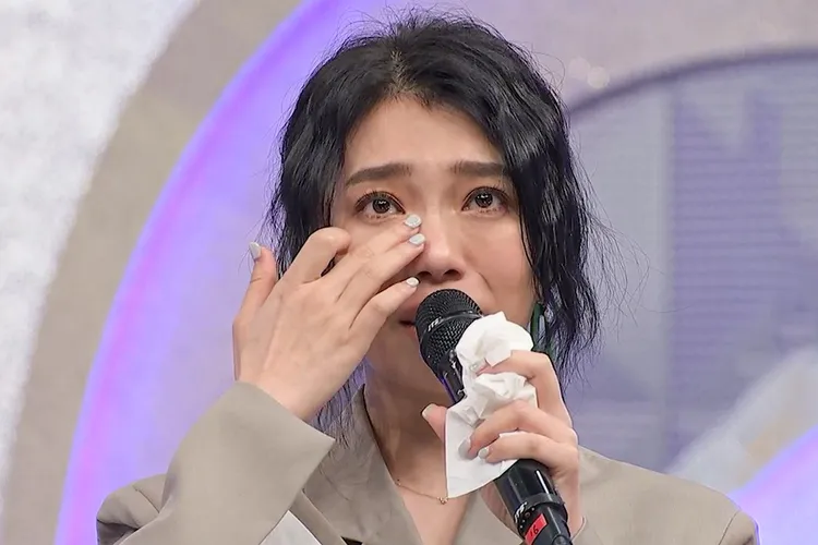 蔡家蓁演唱歌曲送給媽媽感動落淚。中視提供