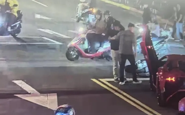 超哥上前關切。翻攝畫面