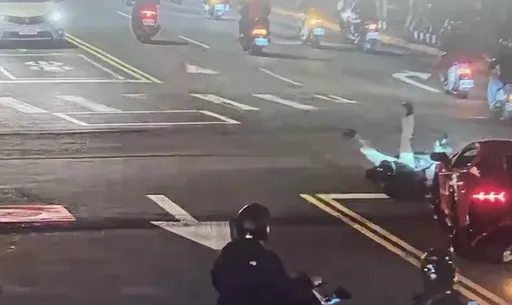 最有錢網紅「超哥」開大牛撞機車　影片曝光！騎士爬起和解過程全都錄