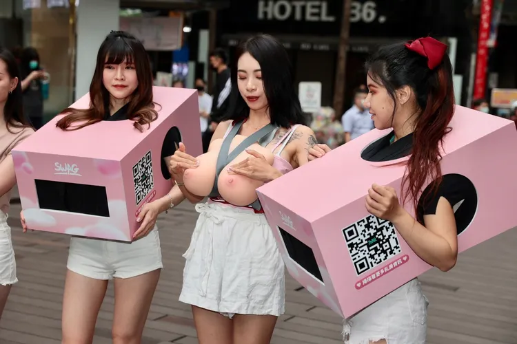 內內(中)示範如何自我檢查乳房。彭欣偉攝