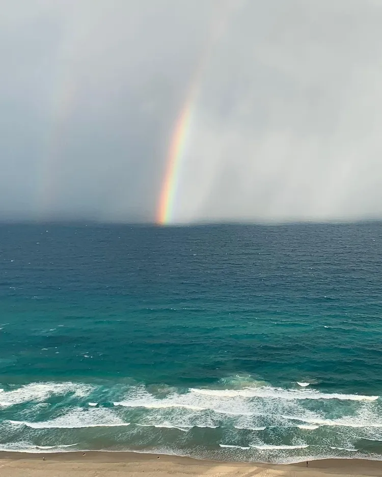 孫芸芸不只靠身上出自同名品牌YUN YUN SUN的繽紛新作呼應內心的歡愉，還意外捕捉到大自然中的真實彩虹。翻攝aimeeyunyunsun IG