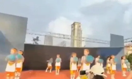 驚悚影片!巨幕倒塌9名兒童被壓「家長瘋狂尖叫」 官方:沒事兒輕傷或擦傷