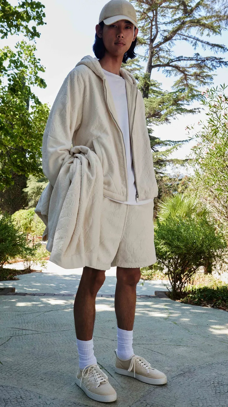 Berluti推出盛夏膠囊系列，作為夏日前往度假或享受休閒時光時的搭配好夥伴。品牌提供