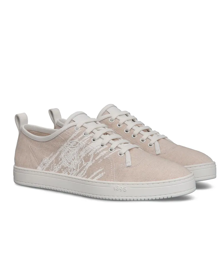 米色帆布鞋，3萬3500元。品牌提供