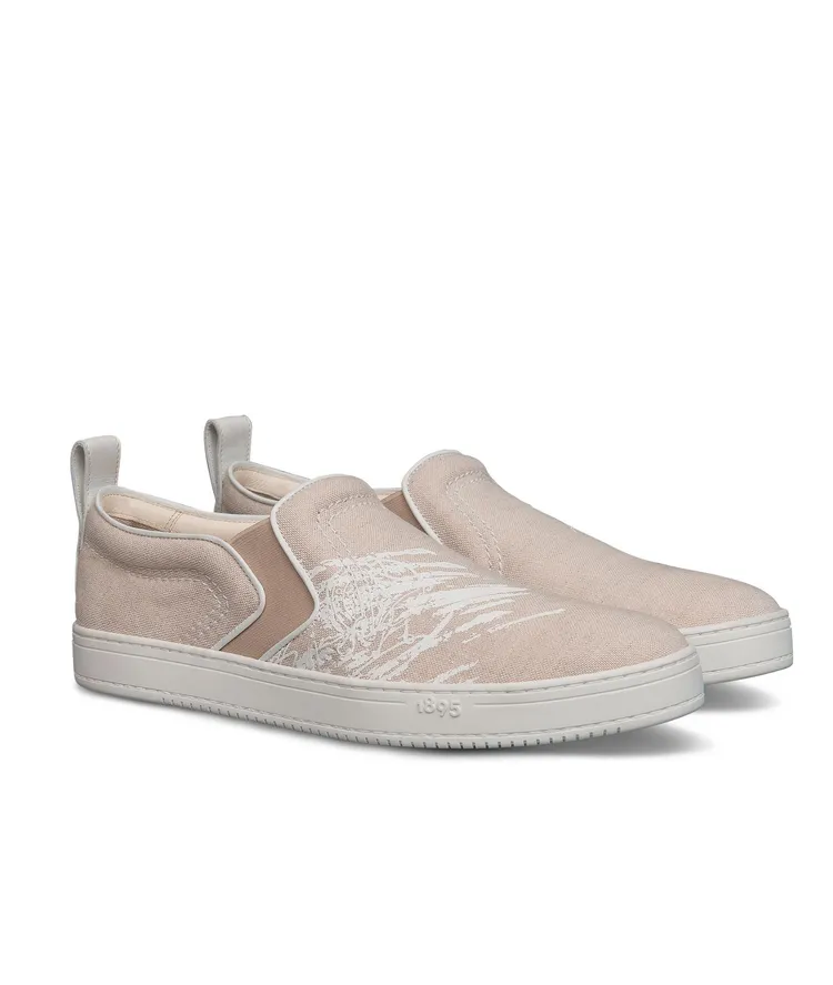 米色休閒鞋，3萬3500元。品牌提供