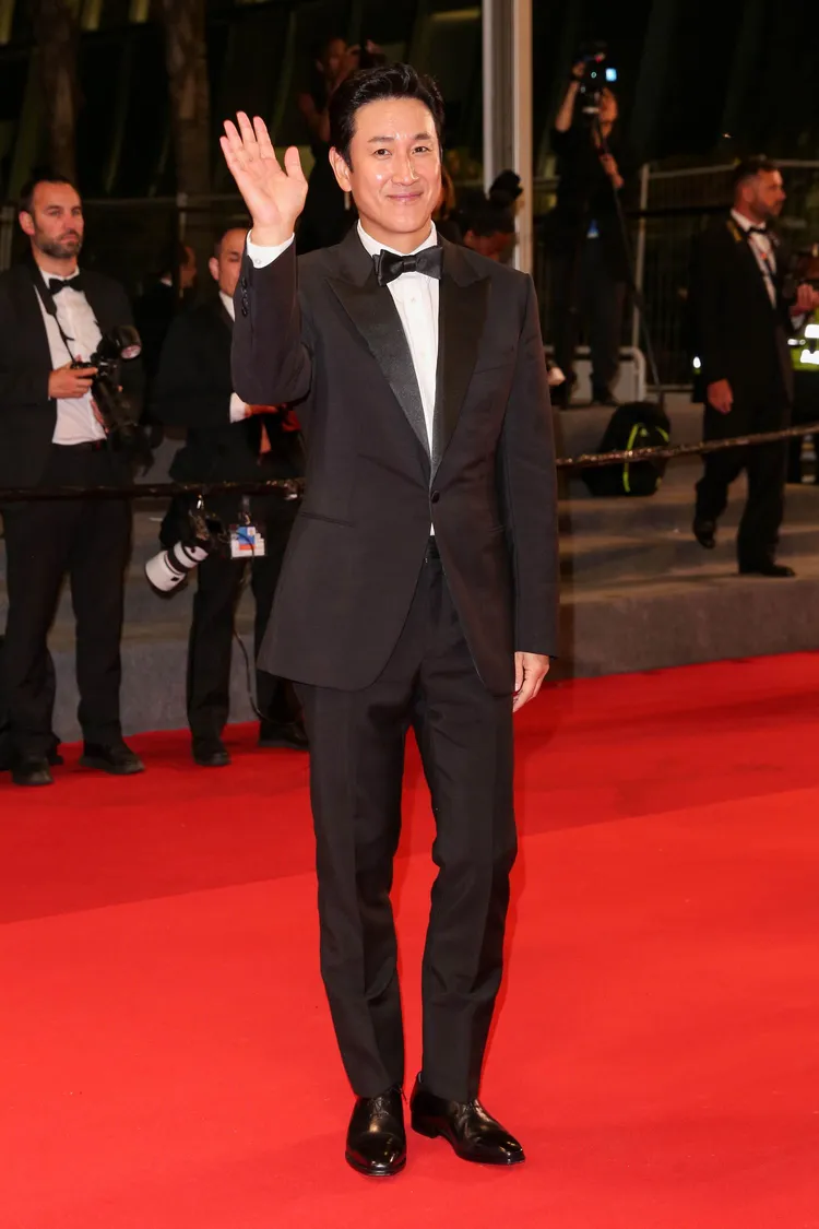 李善均穿著Berluti黑色緞面西裝禮服出席坎城影展，修身剪裁烘襯出他180公分高的英挺體態。品牌提供