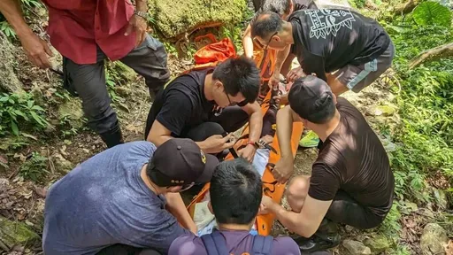 新北婦內洞瀑布登山突暈眩摔倒　警消馳援抬出送醫