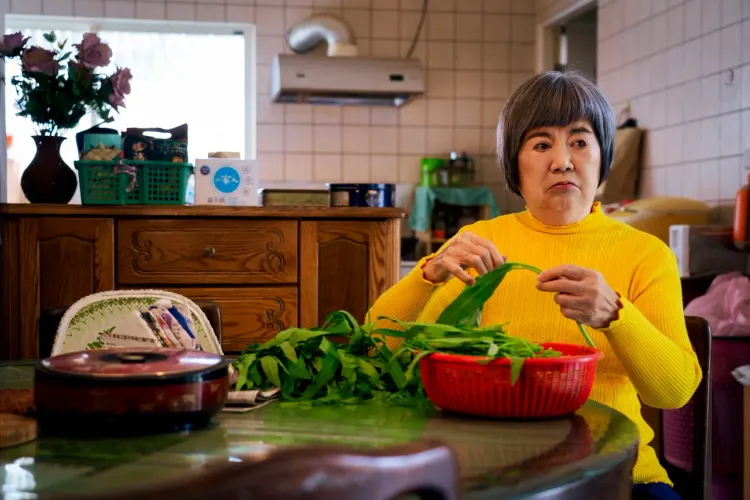 資深演員王滿嬌先前才在《關於我和鬼變成家人的那件事》飾演林柏宏的前衛阿嬤。金盞花大影業提供