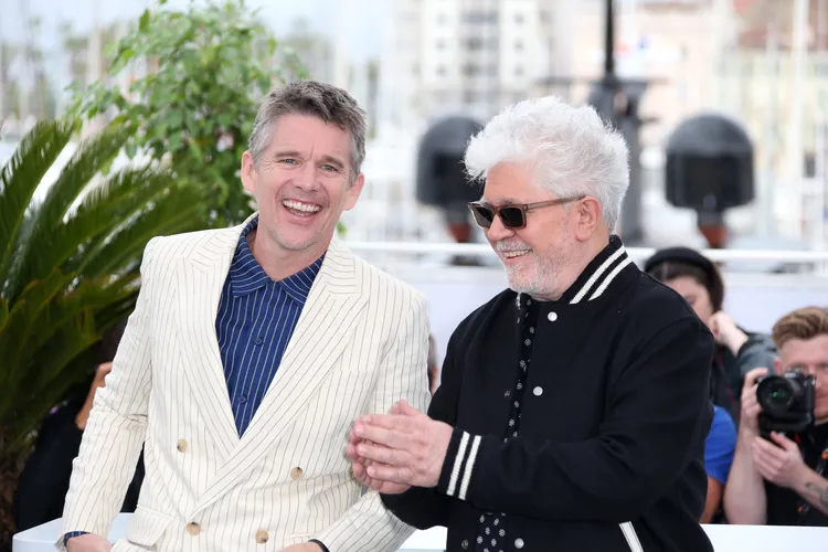 阿莫多瓦（右）與伊森霍克現身坎城。達志