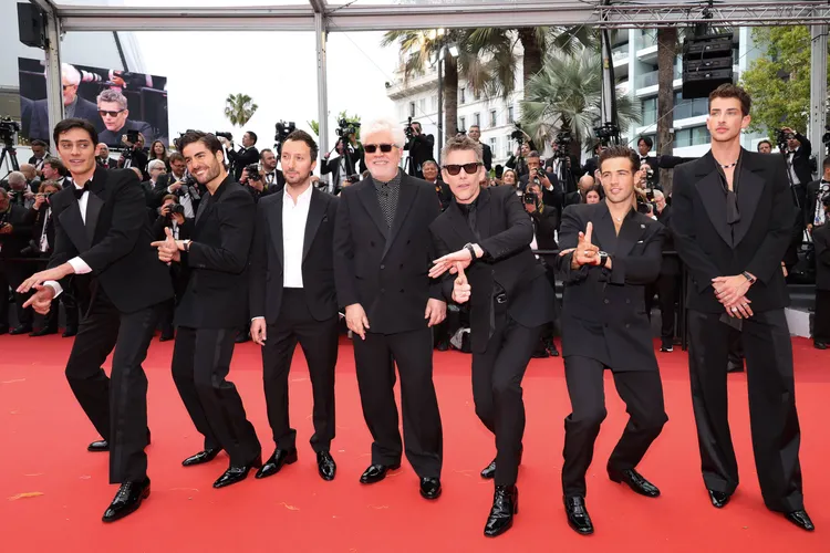 阿莫多瓦率短片新作要角現身坎城首映，一行人穿著Saint Laurent男裝，該片戲服也由Saint Laurent設計。達志