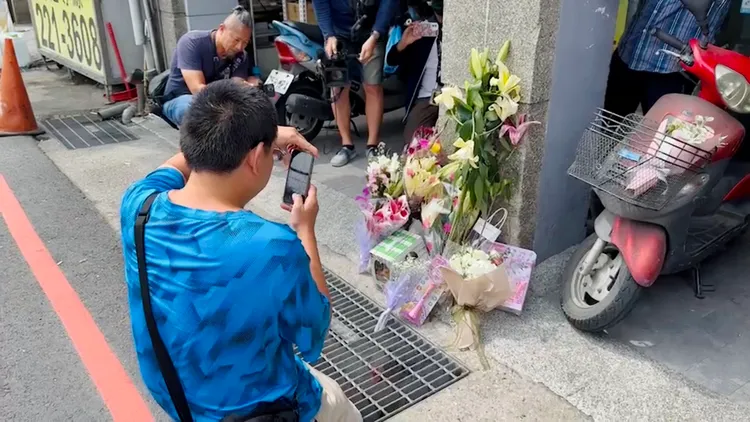 余父感謝好心路人獻花致意。讀者提供