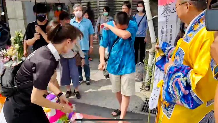 余父順利招魂，當場淚崩。讀者提供