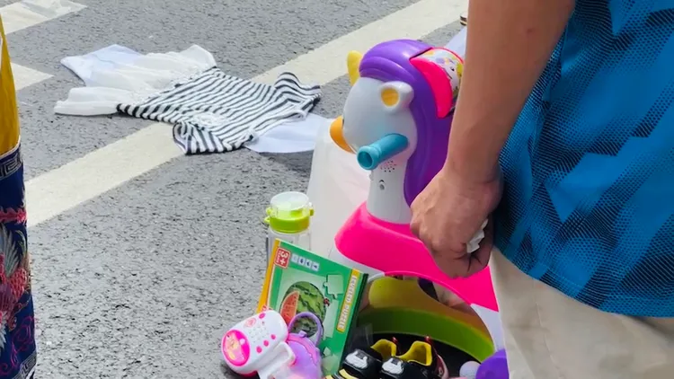 路邊擺放女童生前衣物、鞋子、玩具。讀者提供