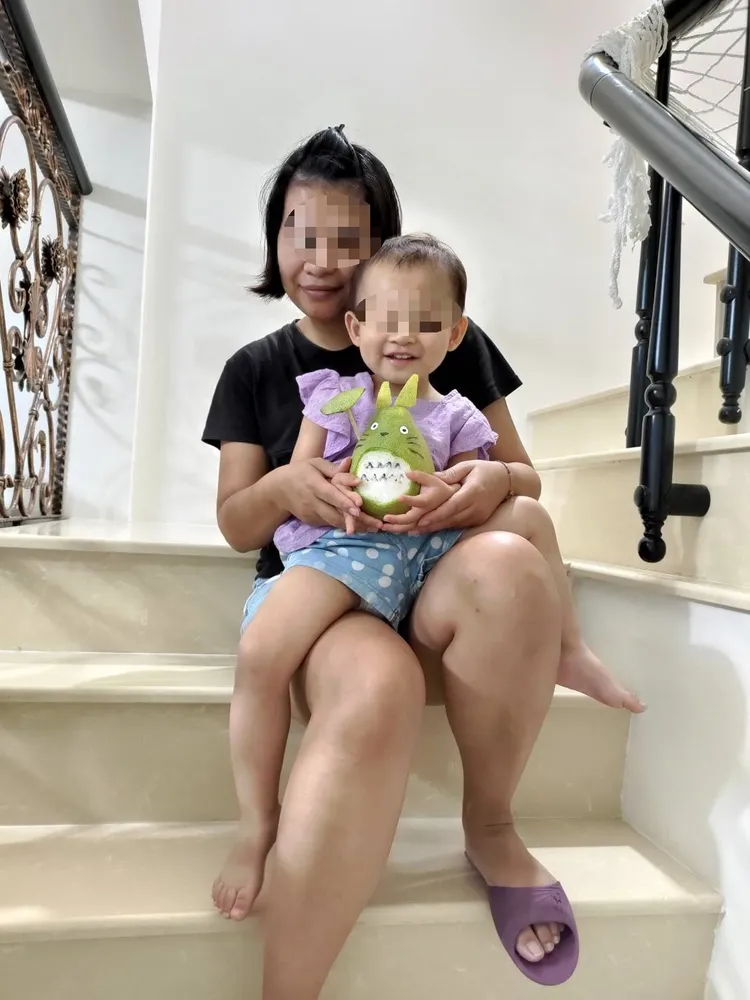 母女過馬路遭轉彎來車撞上，母重傷，女當場枉死。余父提供