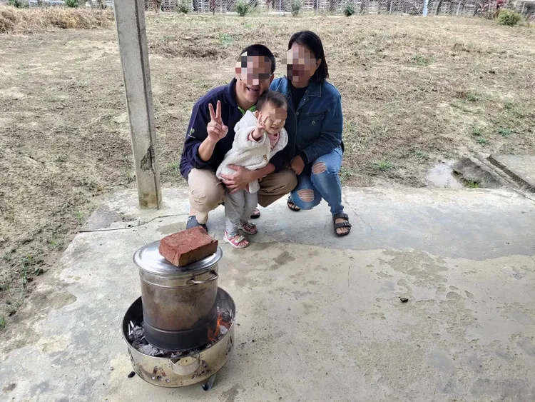 3歲女童活潑愛笑惹人愛，無奈一家三口天倫不再。余父提供