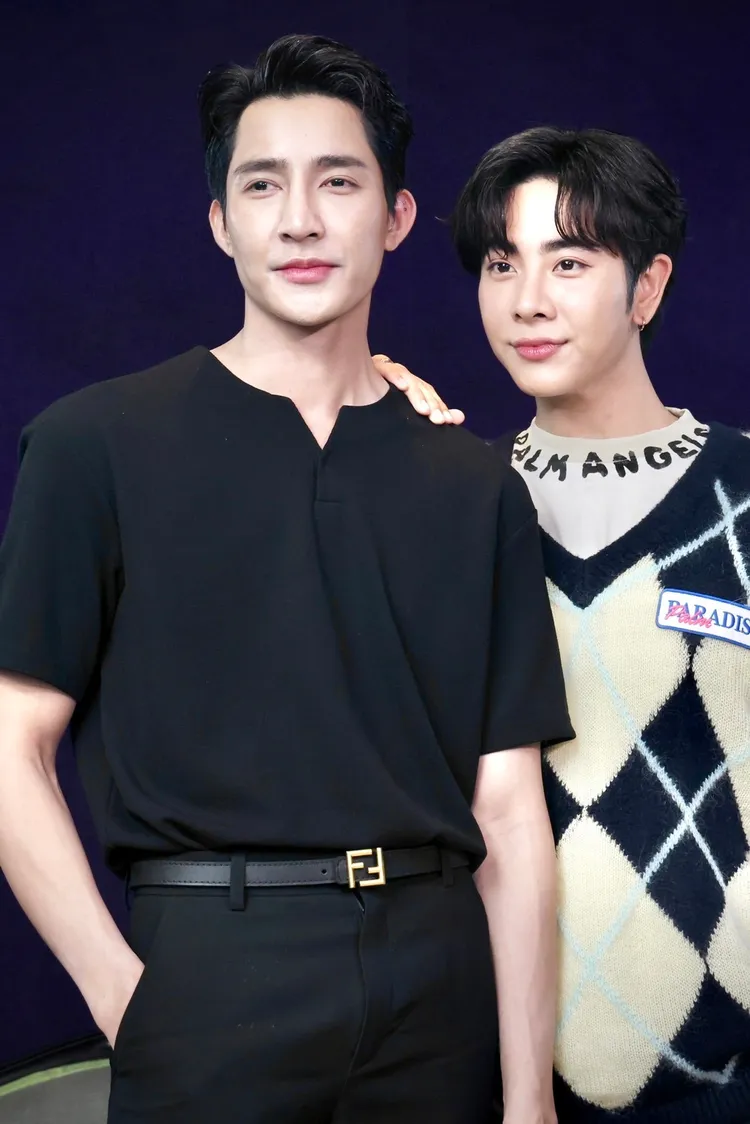 Earth（左）看恐怖片會遮眼睛，Mix則會叫出聲來。林林攝