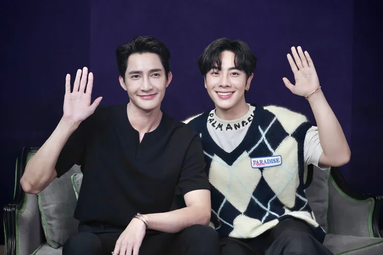 Earth（左）喜歡去Mix家看影片，在沙發滾來滾去。林林攝