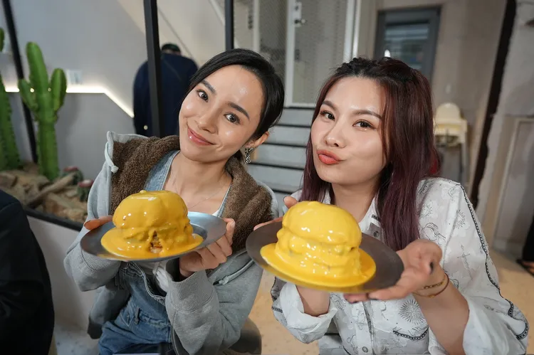 康茵茵（左）、董仔跟大胃王吃遍新竹美食。緯來提供