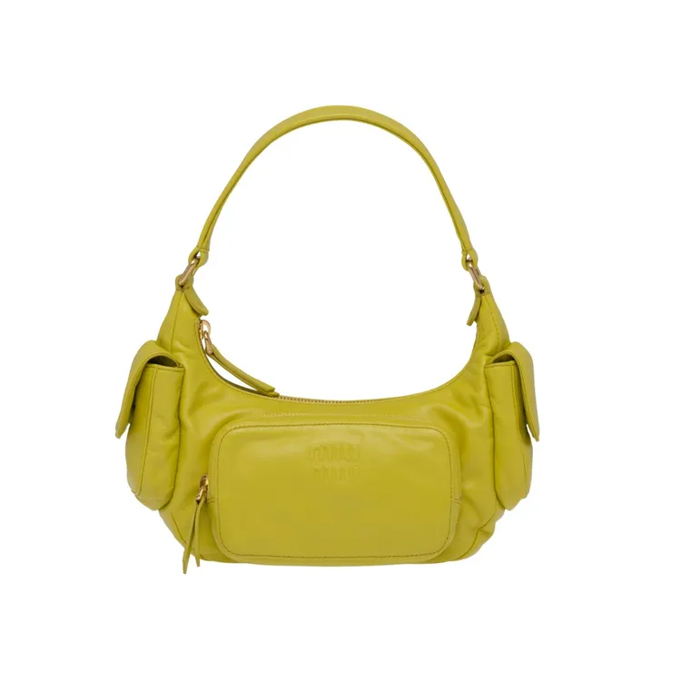 柚子黃納帕軟皮Pocket肩背包，8萬9000元。品牌提供