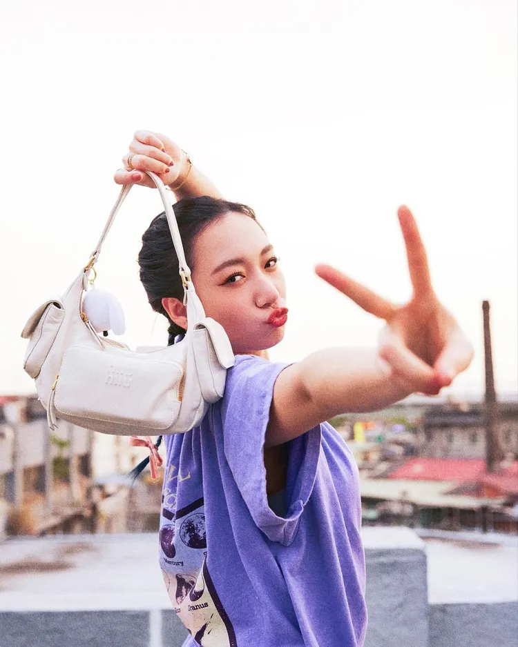 有「鄉民老婆」封號的歌手吳卓源，手拎Pocket包款擺出青春感十足的姿勢。翻攝juliawu94 IG