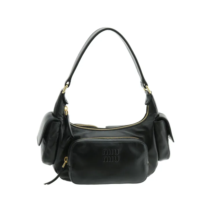 黑色納帕軟皮Pocket肩背包，8萬9000元。品牌提供