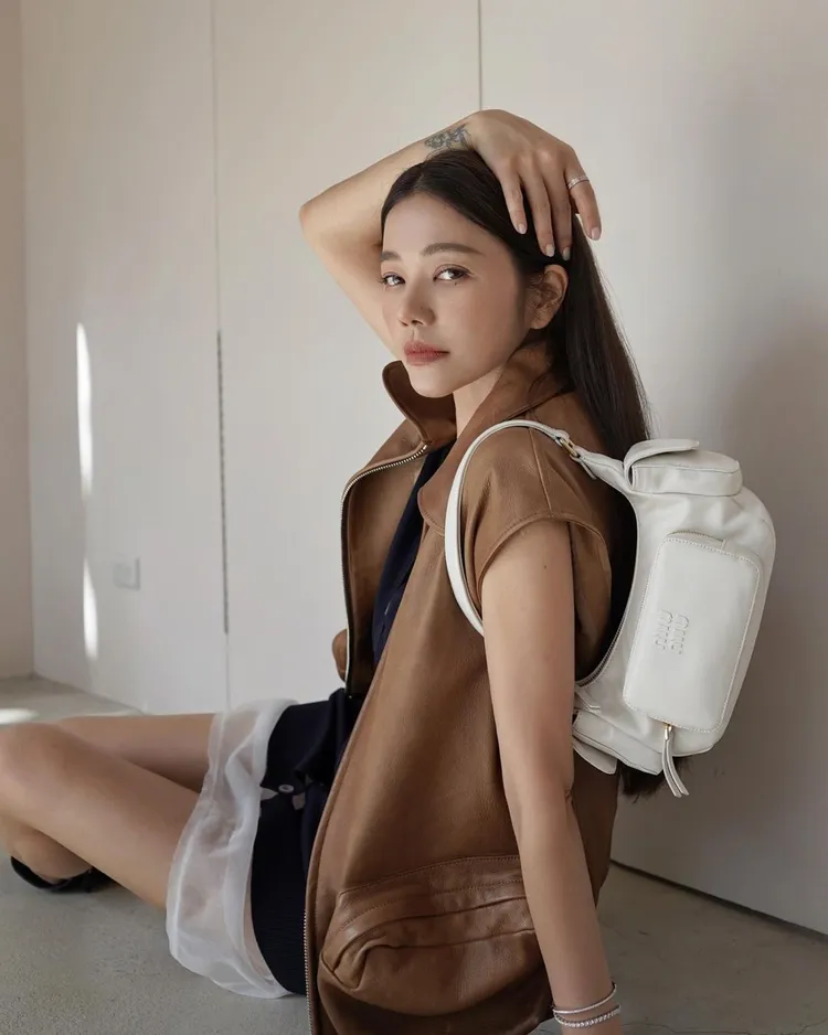 時尚網紅許路兒以Pocket手袋展現個性態度。翻攝lurehsu IG