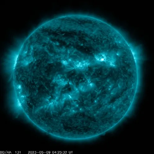 鄭明典曝「絕美太陽閃焰」！ 網驚豔：璀璨如鑽石光芒四射