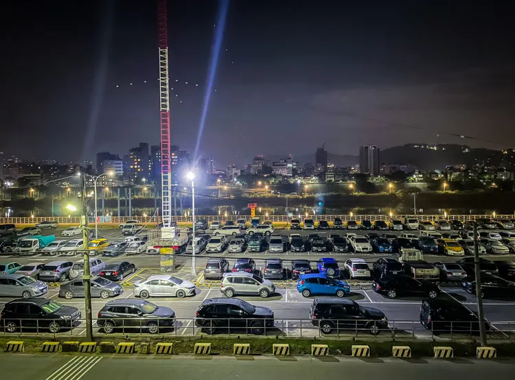 疏散門宣布「只出不進」起4小時就開始拖吊裁罰。資料照，賴昀岫攝