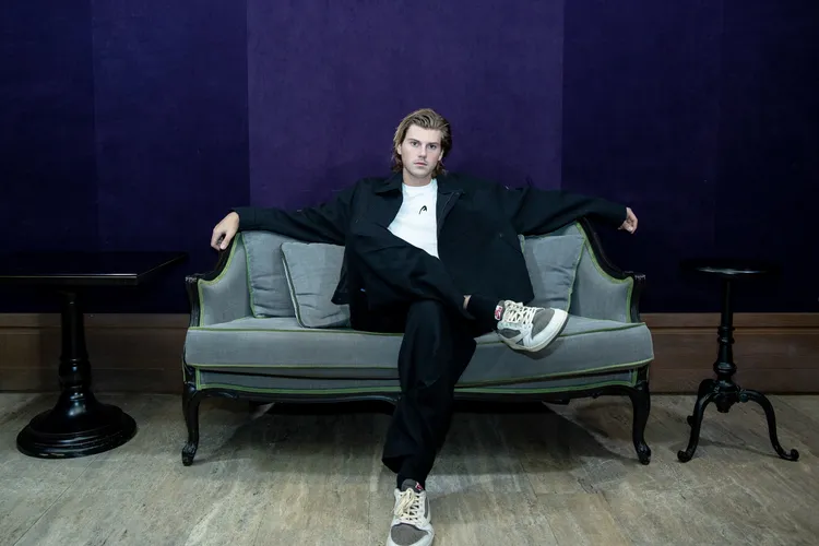 路兒外表帥氣、身高有195公分，被看好成為新一代少女殺手。索尼音樂提供