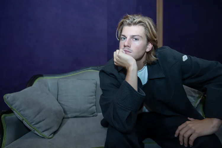 路兒年僅20歲，但喜歡聽老音樂、看老電影。索尼音樂提供