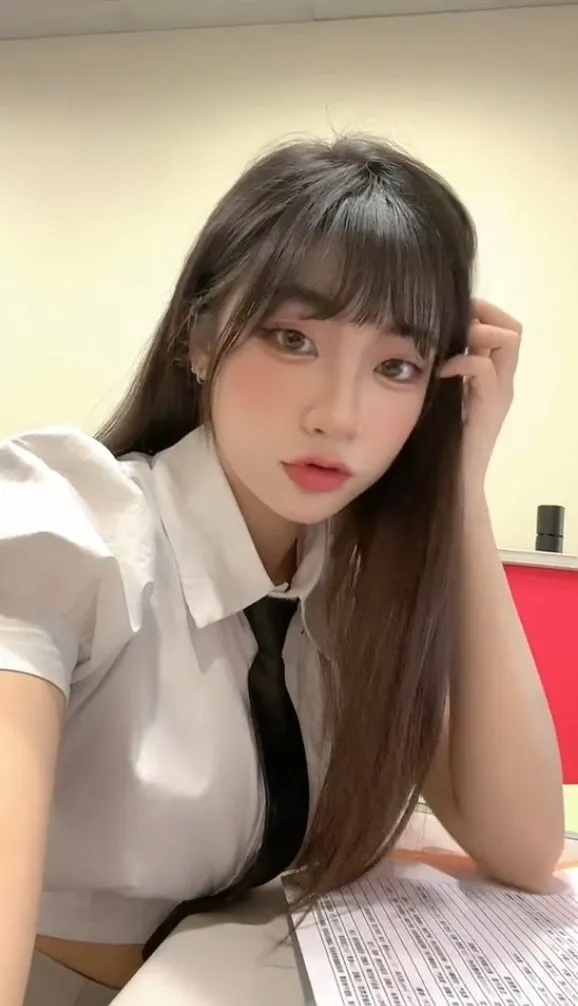 大眼正妹嘟嘴撒嬌討奶茶喝。抖音@elena_897777 提供