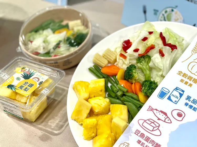 5/17至5/30挑戰餐盤健檢或式上傳自組餐盤，就能抽水果、沙拉、蔬果箱、環保餐具包等好禮。業者提供