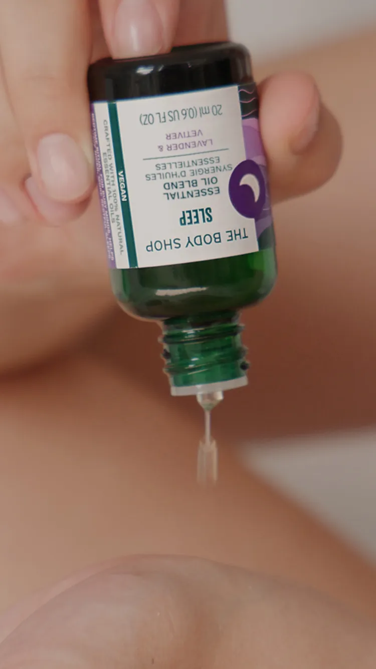 泡澡搭配酒店的降板浴缸滴入適量靜舒心精萃油，讓緊湊生活獲得放鬆紓壓。神旺商務酒店、The Body Shop提供