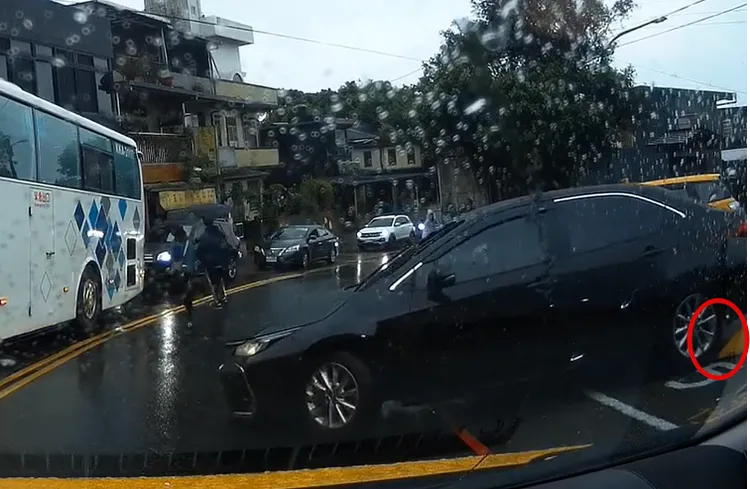 神車被阻停器擊落。翻攝自爆廢公社