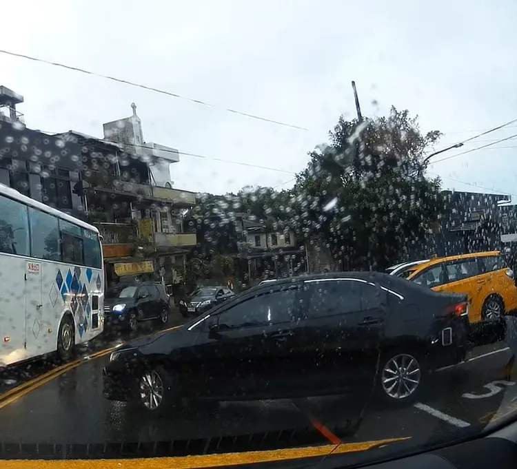 車子後方被擊落。翻攝自爆廢公社