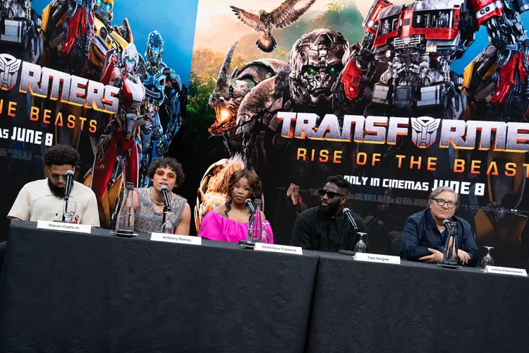 導演小史蒂芬卡普爾（左起）率主要演員安東尼拉莫斯、多米妮克斐許巴克、托比紐維吉與製片羅倫佐狄邦奈凡杜洛出席記者會。派拉蒙提供
