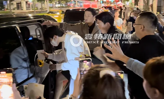 183公分的金宣虎，在4名彪形大漢保鑣的護送下，坐上保母車。特勤中心攝