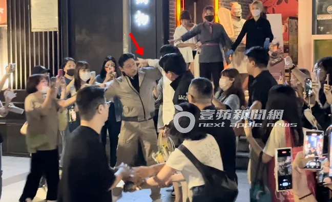 金宣虎伸手想收粉絲的卡片，卻被韓國保鑣阻止。特勤中心攝