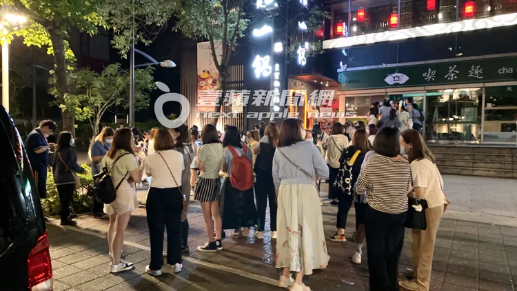 近百名粉絲昨晚在這一鍋等金宣虎。特勤中心攝