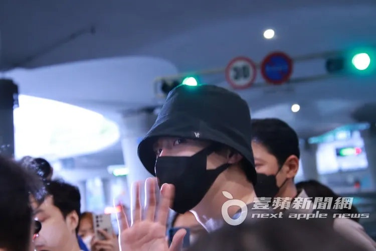 金宣虎等待紅綠燈時，對著旁邊的鏡頭揮手打招呼。讀者提供