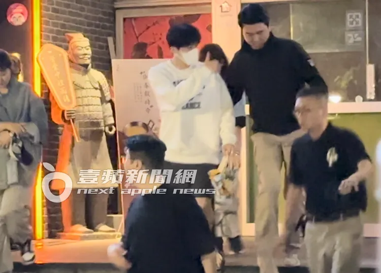 金宣虎對著粉絲比出大拇指。特勤中心攝